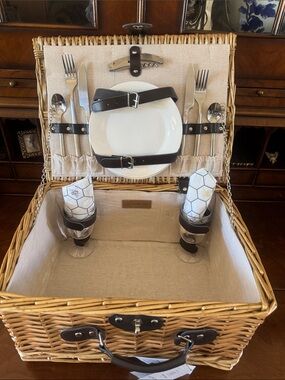 Picnic Time Classic Picnic Basket - NWT!